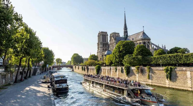 Chantier de restauration de Notre-Dame de Paris, artisans utilisant des techniques traditionnelles